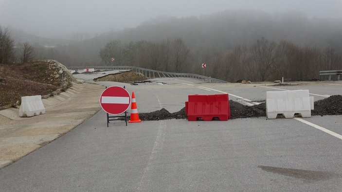 Düzce- Sakarya yolu çökme nedeniyle ulaşıma kapandı -4