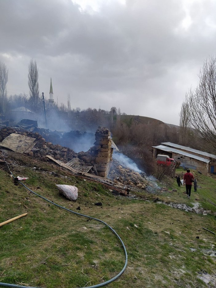 Giresun'da 4 ev yandı, dumandan etkilenen 2 kişi hastanelik oldu -3