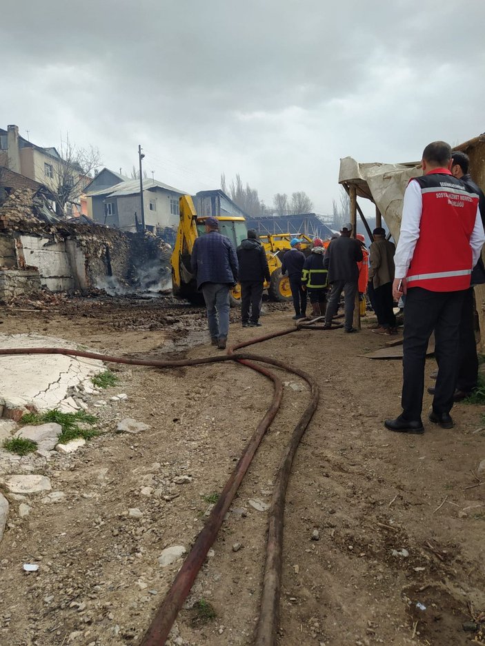 Giresun'da 4 ev yandı, dumandan etkilenen 2 kişi hastanelik oldu -2