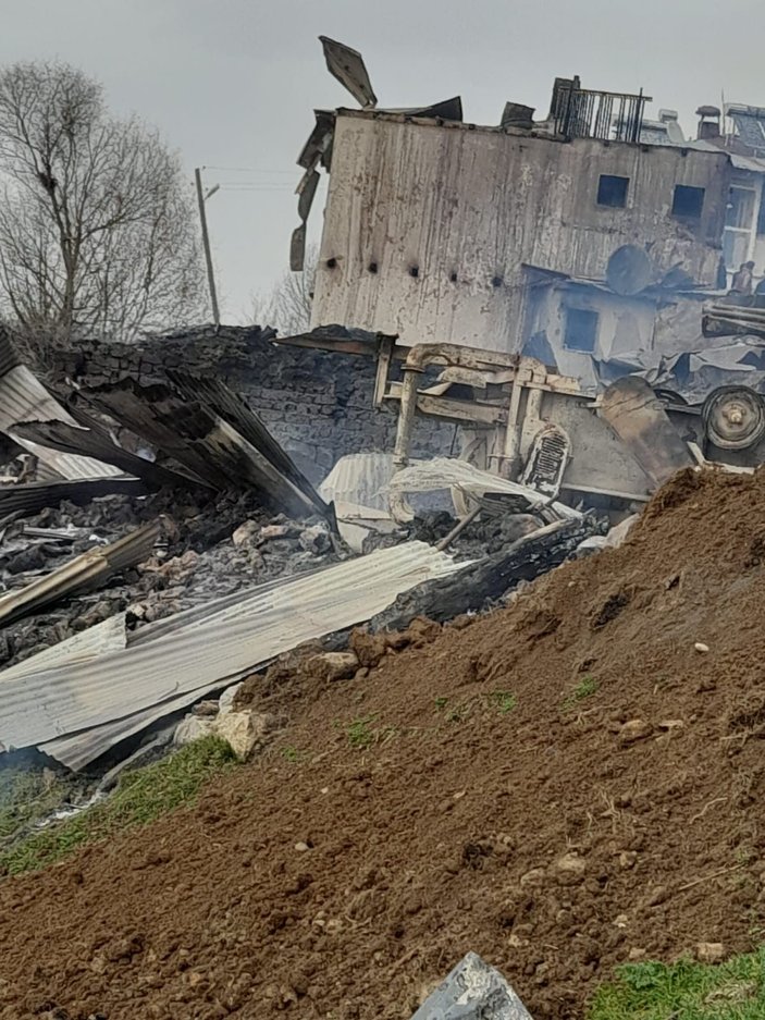 Giresun'da 4 ev yandı, dumandan etkilenen 2 kişi hastanelik oldu -5