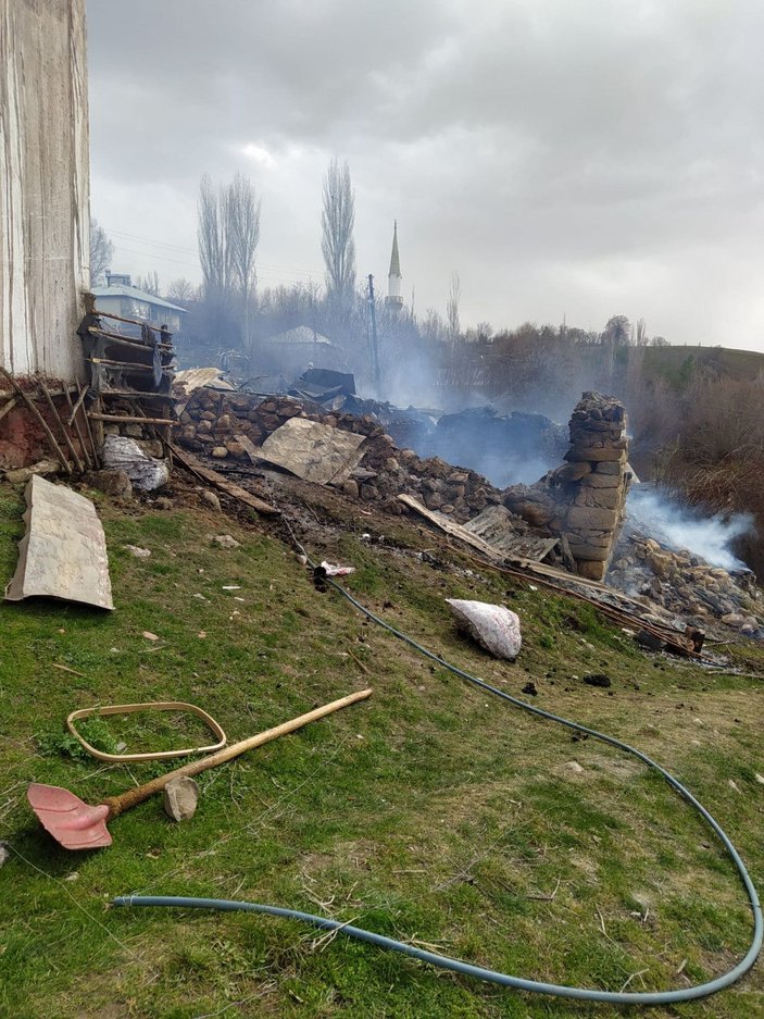 Giresun'da 4 ev yandı, dumandan etkilenen 2 kişi hastanelik oldu -1