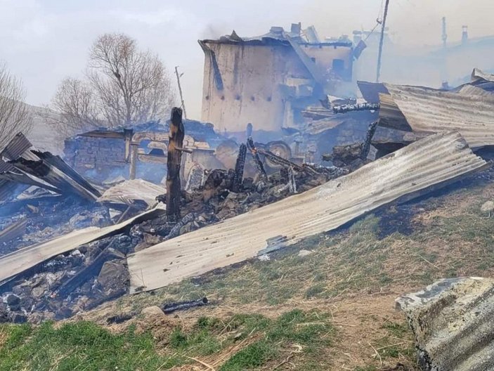 Giresun'da 4 ev yandı, dumandan etkilenen 2 kişi hastanelik oldu -8