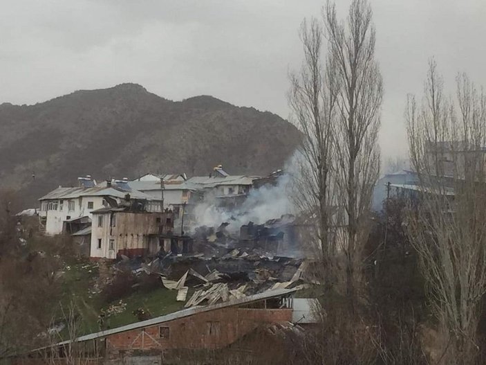Giresun'da 4 ev yandı, dumandan etkilenen 2 kişi hastanelik oldu -6