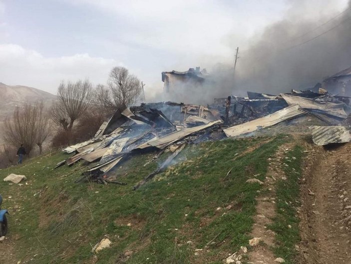 Giresun'da 4 ev yandı, dumandan etkilenen 2 kişi hastanelik oldu -9