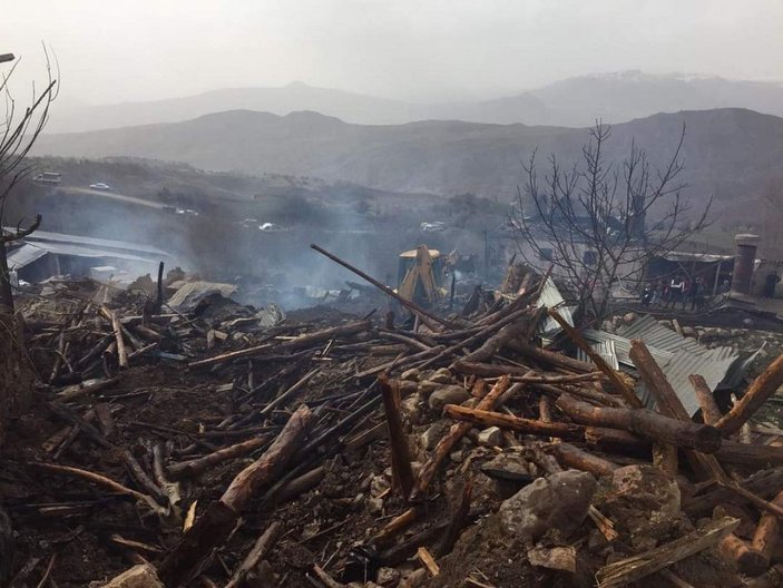 Giresun'da 4 ev yandı, dumandan etkilenen 2 kişi hastanelik oldu -7