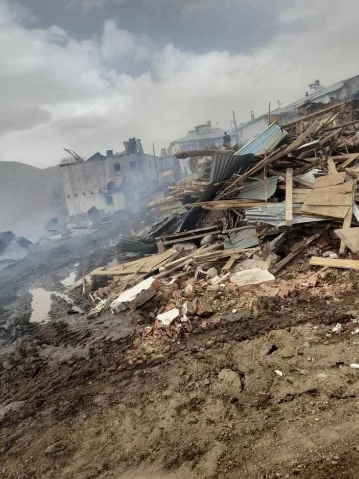 Giresun'da 4 ev yandı, dumandan etkilenen 2 kişi hastanelik oldu -4