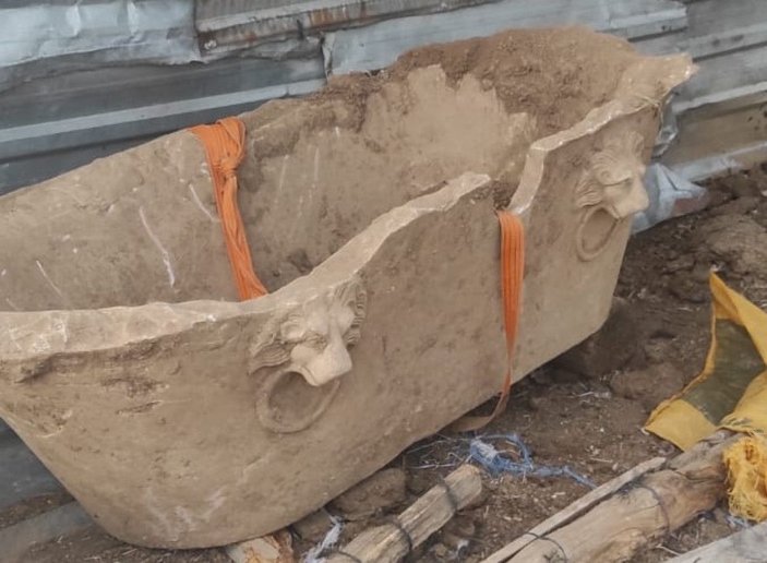 Karacasu'da Roma dönemine ait 'küvet' ele geçirildi -1
