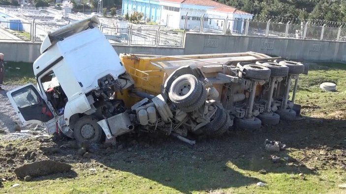 Arnavutköy'de mıcır yüklü hafriyat kamyonu tarlaya devrildi -3