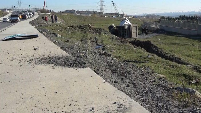 Arnavutköy'de mıcır yüklü hafriyat kamyonu tarlaya devrildi -1