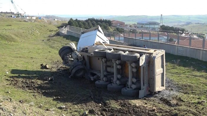 Arnavutköy'de mıcır yüklü hafriyat kamyonu tarlaya devrildi -2