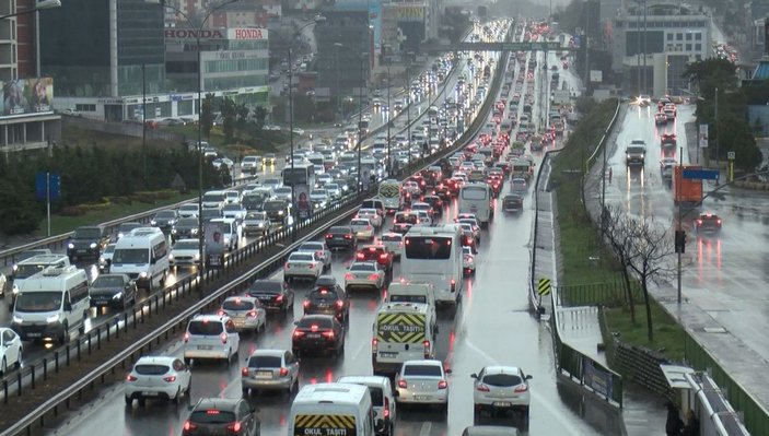 İstanbul'da trafik yoğunluğu yüzde 80'ne ulaştı -1
