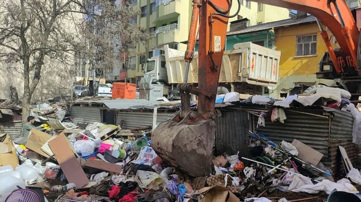 'Kötü koku' şikayeti yapılan evden 6 ton çöp çıktı -8