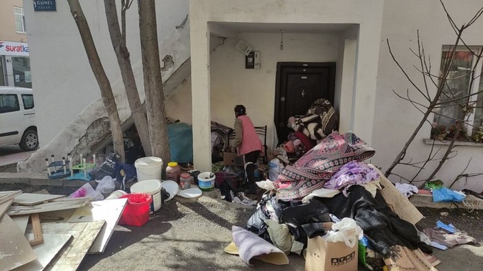 'Kötü koku' şikayeti yapılan evden 6 ton çöp çıktı -2