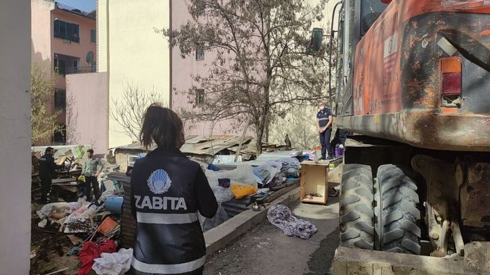'Kötü koku' şikayeti yapılan evden 6 ton çöp çıktı -5