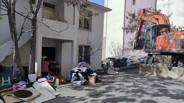 'Kötü koku' şikayeti yapılan evden 6 ton çöp çıktı -9