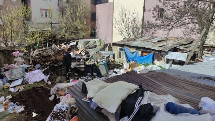 'Kötü koku' şikayeti yapılan evden 6 ton çöp çıktı -4