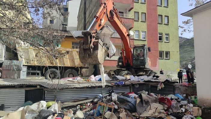 'Kötü koku' şikayeti yapılan evden 6 ton çöp çıktı -7
