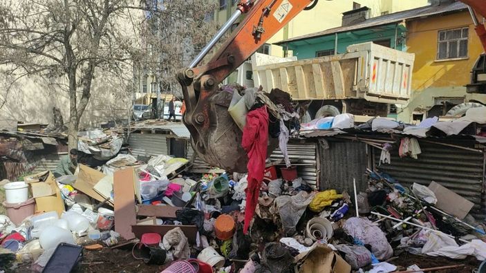 'Kötü koku' şikayeti yapılan evden 6 ton çöp çıktı -1