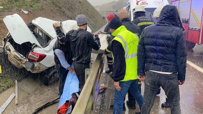 Kuzey Marmara Otoyolunda otomobil yoldan çıktı: 3’ü ağır, 4 yaralı -1