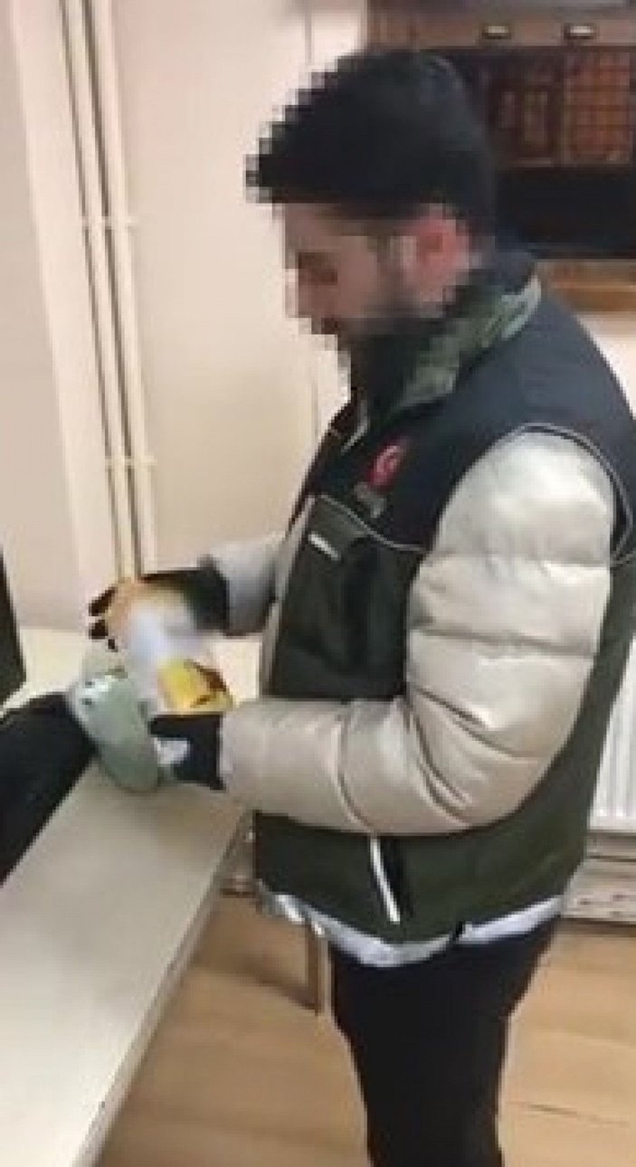 Fatih'te meyve suyu kutusunda uyuşturucu saklayan satıcı yakalandı -1
