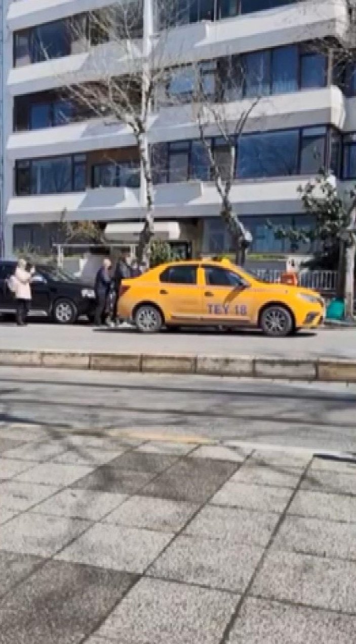 Kadıköy'de taksinin kapısını 'sert kapattın' tartışması  -4
