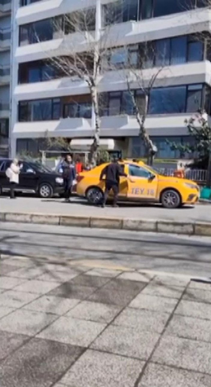 Kadıköy'de taksinin kapısını 'sert kapattın' tartışması  -2