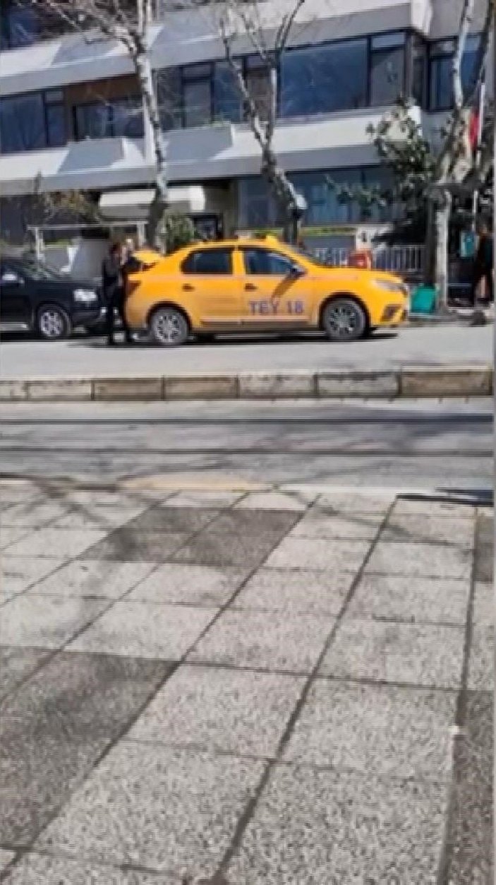 Kadıköy'de taksinin kapısını 'sert kapattın' tartışması  -1