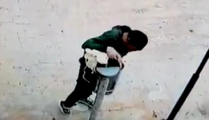 Tekmelediği çöp kovasının kapağını çaldı -2