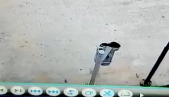 Tekmelediği çöp kovasının kapağını çaldı -7