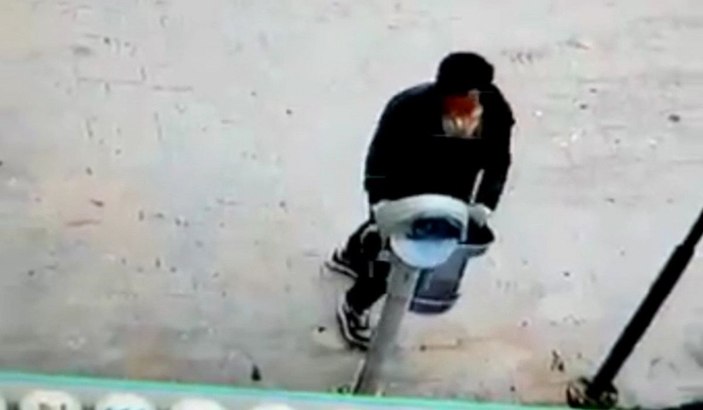 Tekmelediği çöp kovasının kapağını çaldı -3