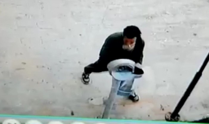 Tekmelediği çöp kovasının kapağını çaldı -4