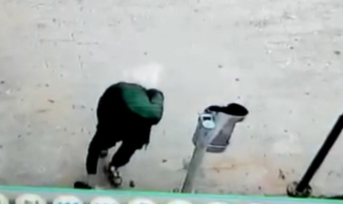 Tekmelediği çöp kovasının kapağını çaldı -6