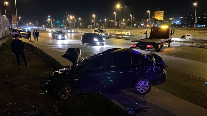 Çekmeköy'de kaza: El frenini çekmeyi unutunca 10 metreden yanyan yola düştüler