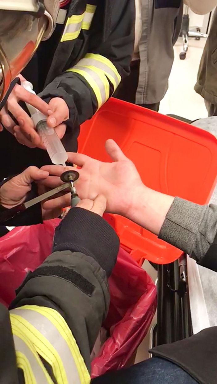 Acil serviste itfaiyeden 'yüzük' operasyonu -5