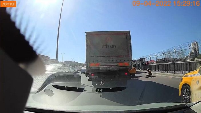 Beylikdüzü'nde dikkatsiz taksi şoförü, yolcuyu böyle düşürdü -5