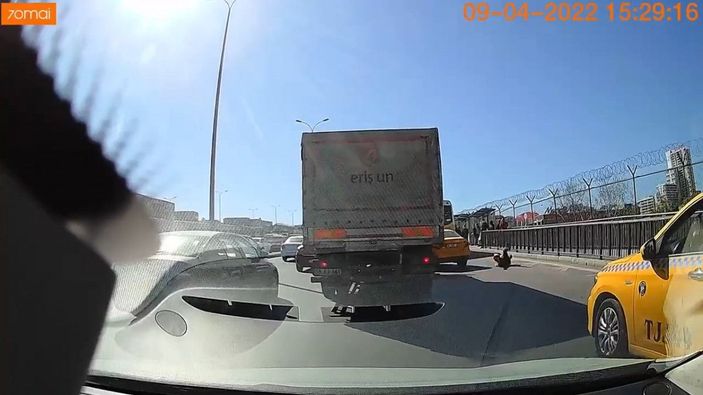 Beylikdüzü'nde dikkatsiz taksi şoförü, yolcuyu böyle düşürdü -4