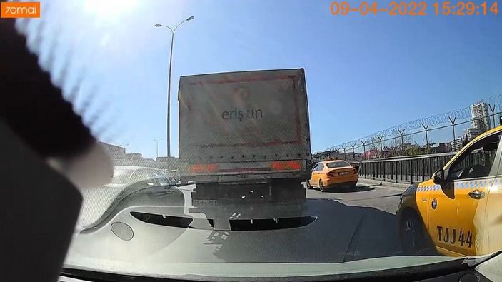 Beylikdüzü'nde dikkatsiz taksi şoförü, yolcuyu böyle düşürdü -1