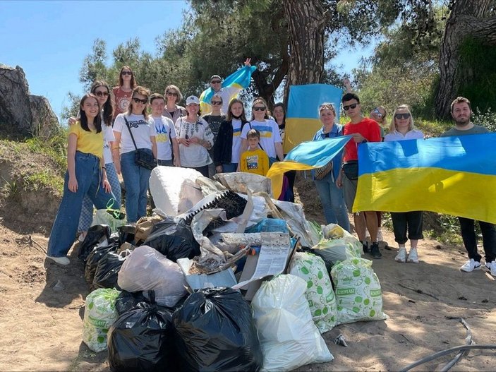 Savaştan kaçan Ukraynalılar, Antalyalılara çöp toplayarak 'teşekkür' etti -1