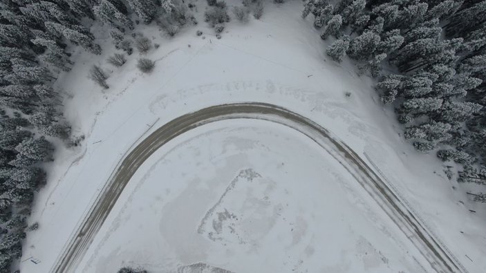 Çankırı’da kar yağışı: Beyaza bürünen Ilgaz Dağı havadan görüntülendi -1