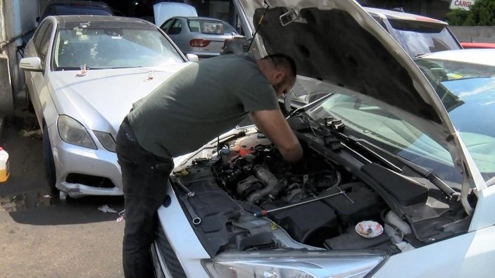 Ataşehir'de tamirdeki araçların parçalarını çalmak için sökerken yakalandılar -6