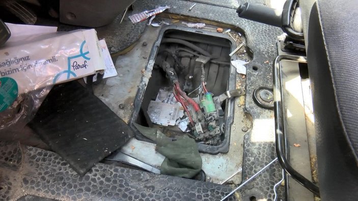 Ataşehir'de tamirdeki araçların parçalarını çalmak için sökerken yakalandılar -4