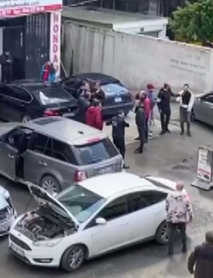Ataşehir'de tamirdeki araçların parçalarını çalmak için sökerken yakalandılar -2