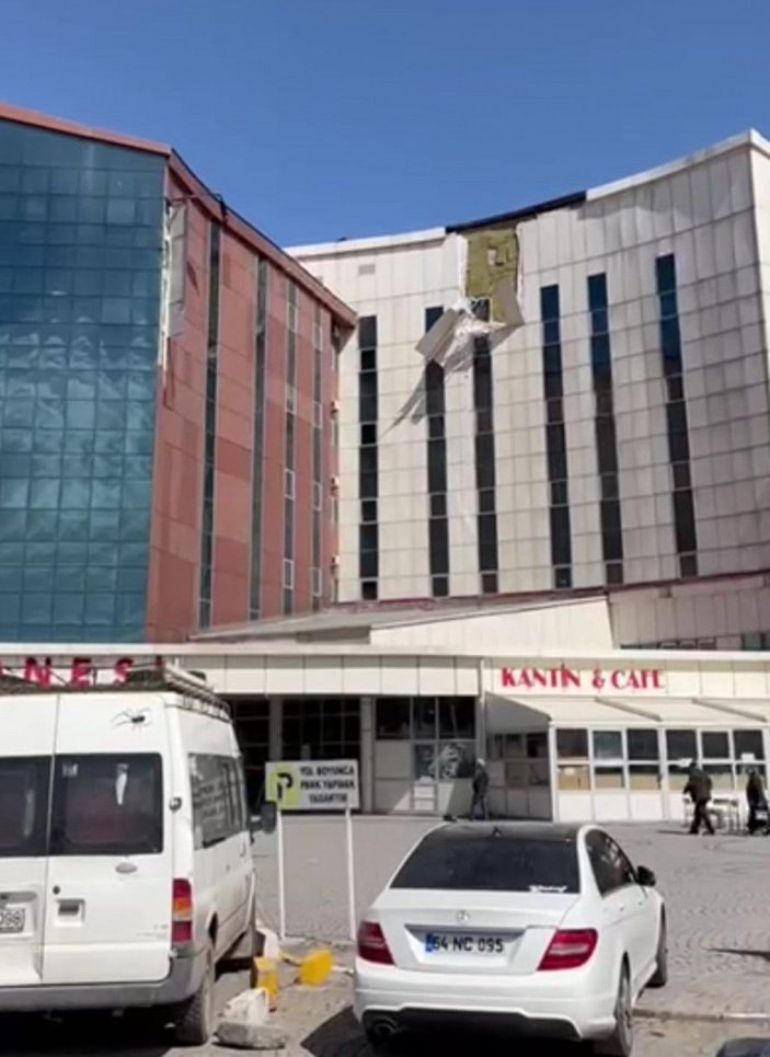 Kars'ta fırtına hastanenin dış cephe kaplamasını yerinden söktü -3