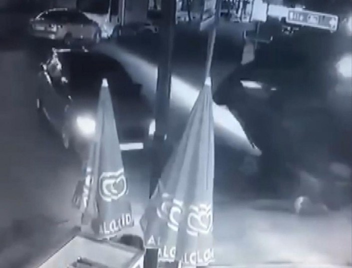 Çekmeköy'de otomobilin hafif ticari araca çarptığı kaza kamerada -3