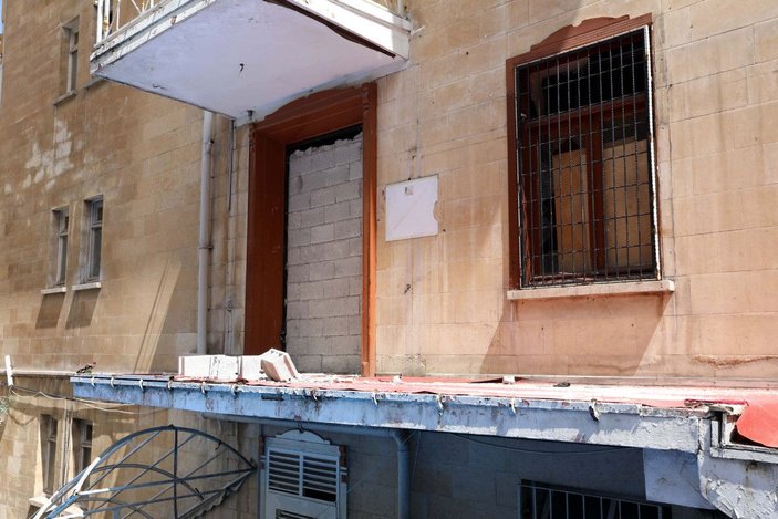 100 yıllık taş binanın kapıları, hırsızlara karşı briket örülerek kapatıldı -5