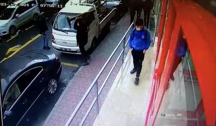 İstanbul’da dehşet anları kamerada: Bıçaklanan adam paletle kendini korumaya çalıştı -1