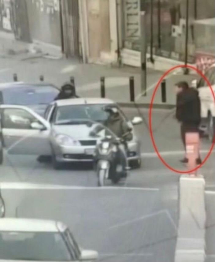 Kendisine çarpan otomobilin sürücüsünü döven yaya tutuklandı -5