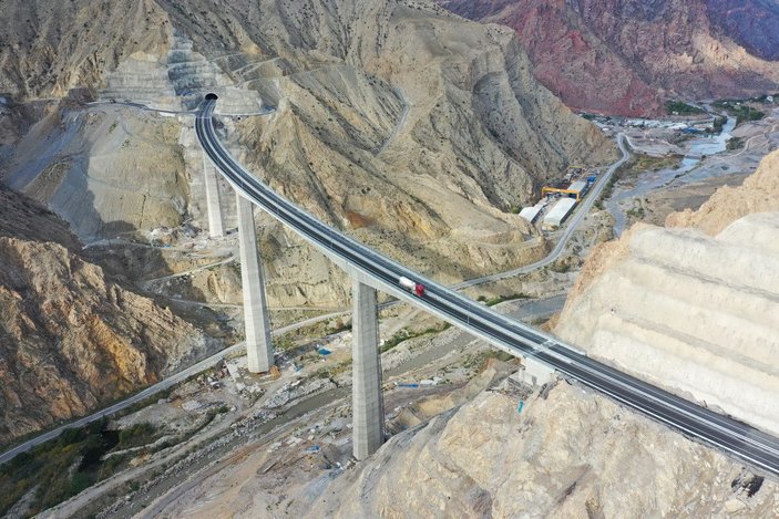 Yusufeli Barajı'nın 39 tünelli yolları tamamlandı -1