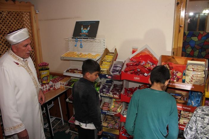 Çocuklara camiyi sevdirmek isteyen imamdan 'market' yöntemi -1