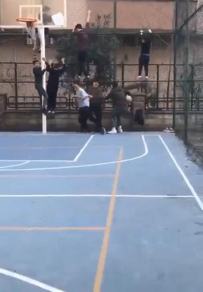 Pitbul'la şaka basketbol sahasındaki çocuklara dehşeti yaşattı -4